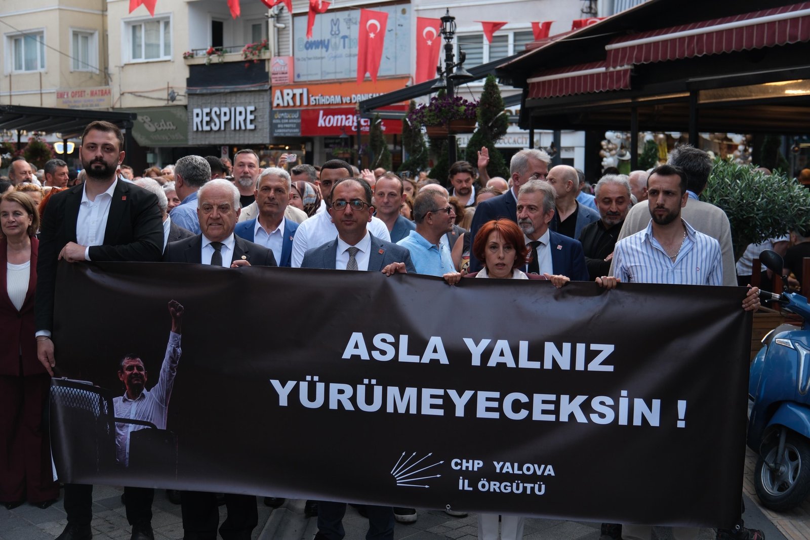 CHP, YALOVA SOKAKLARINDA BAYRAMLAŞTI