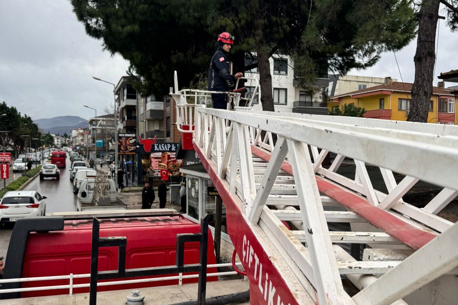 ÇİFTLİKKÖY'DE FIRTINA ÇATILARI UCURDU