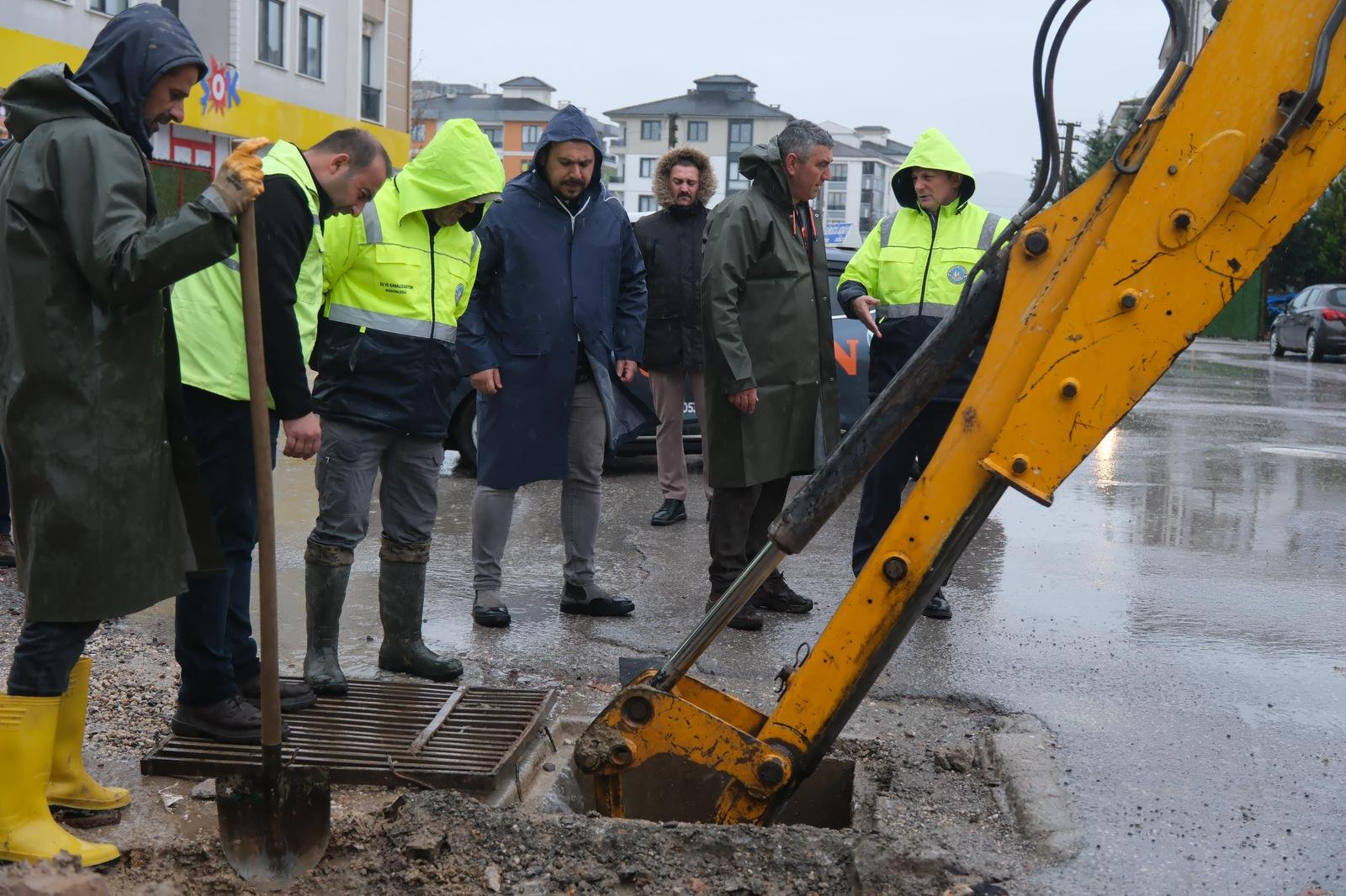 ÇİFTLİKKÖY'DE  YOĞUN YAĞIŞ MESAİSİ