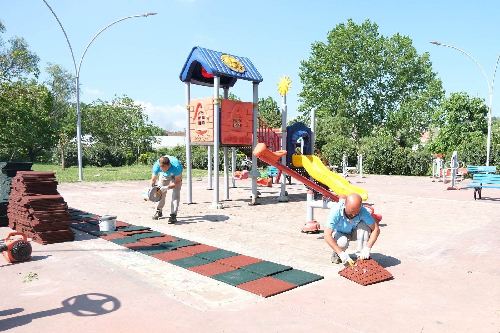ÇİFTLİKKÖY’DE PARKLARA BAKIM  ÇALIŞMASI