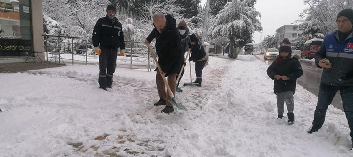 ÇİFTLİKKÖY'DE BAŞKAN YOL TEMİZLEDİ