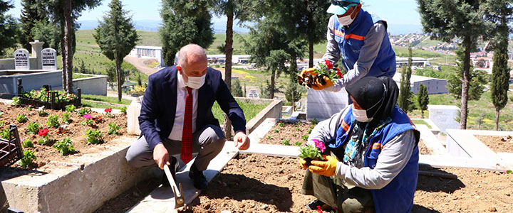 BU BAYRAMDA ÇİÇEKLER VE DUALAR ÇİFTLİKKÖY BELEDİYESİ’NDEN