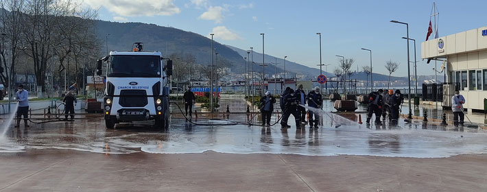 ÇINARCIK'DA CADDE VE SOKAKLAR YIKANDI