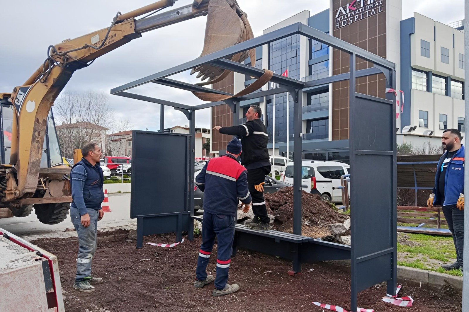 ÇİFTLİKKÖY’DE DURAKLAR YENİLENİYOR