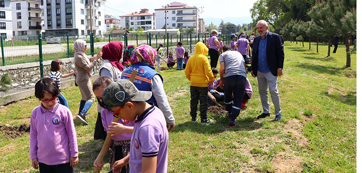 ÇİFTLİKKÖY'DE ÖĞRENCİLER FİDAN DİKTİ