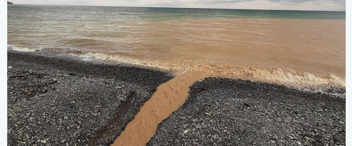 ÇINARCIK'DA DENİZE AKAN ÇAMURLU SU