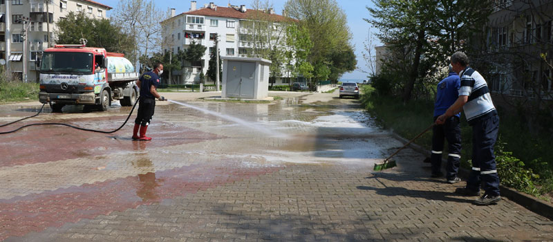 ÇINARCIK'DA  CADDE VE SOKAKLAR YIKANDI