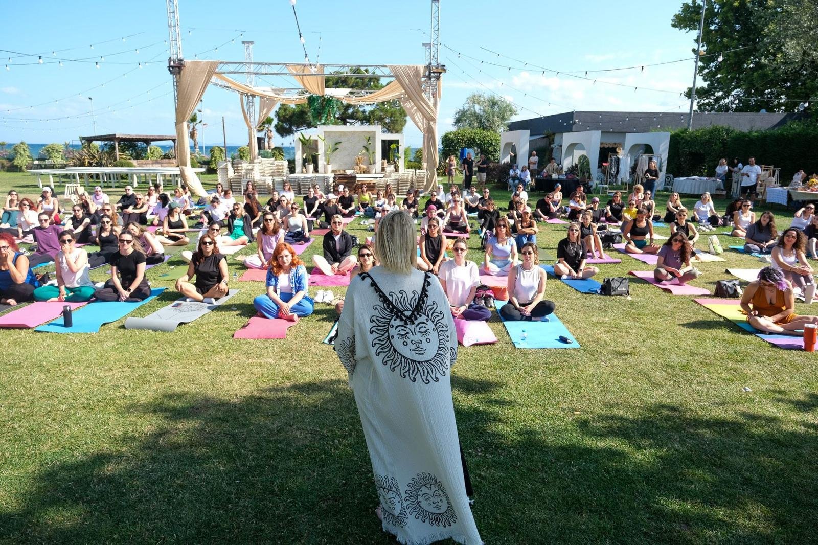 ÇİFTLİKKÖY SAHİLİNDE YOGA KEYFİ