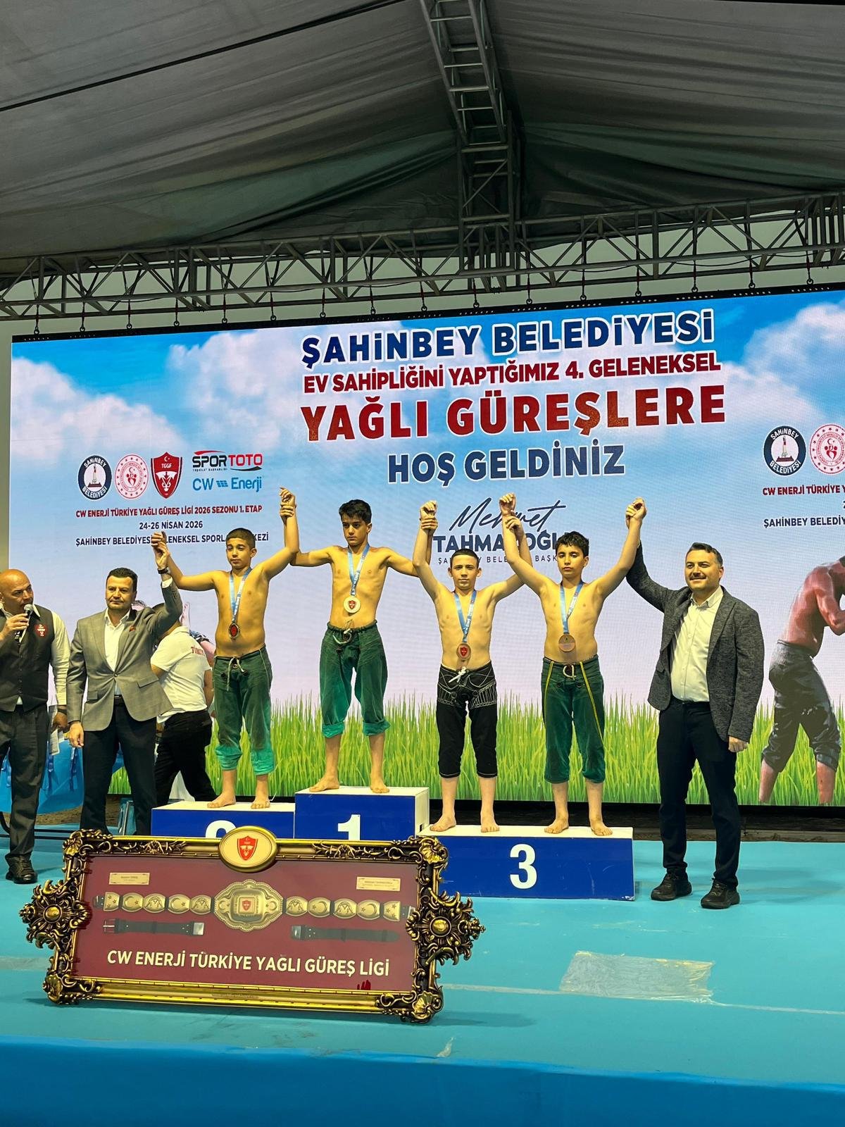 ALTINOVA'NIN GÜREŞÇİLERİ