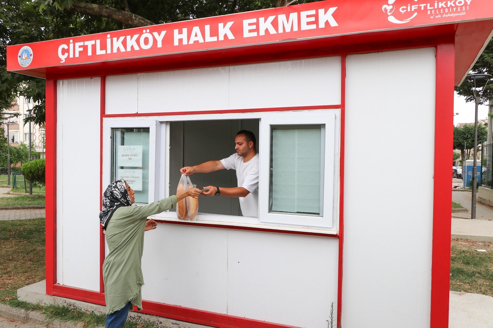 ÇİFTLİKKÖY'DE HALK EKMEĞE YOĞUN İLGİ