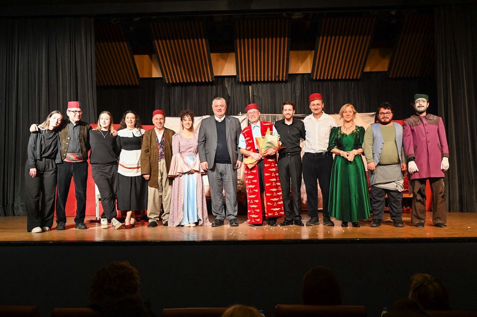 TAHİR İLE ZÜHRE OYUNU YOĞUN İLGİ GÖRDÜ