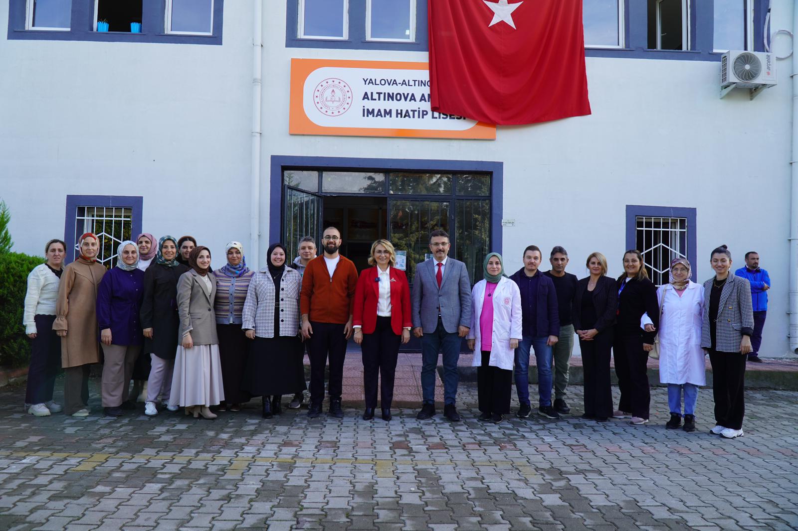 ALTINOVA'DA ÖĞRETMENLER GÜNÜ KUTLANDI