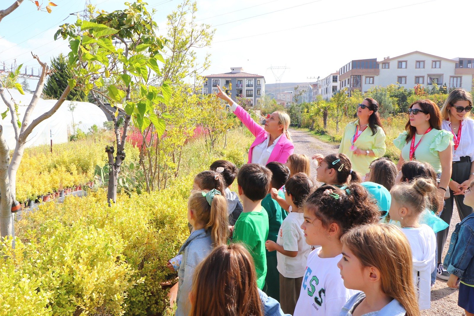 ÇİFTLİKKÖY'DE MİNİKLERDEN FİDAN DİKİMİ