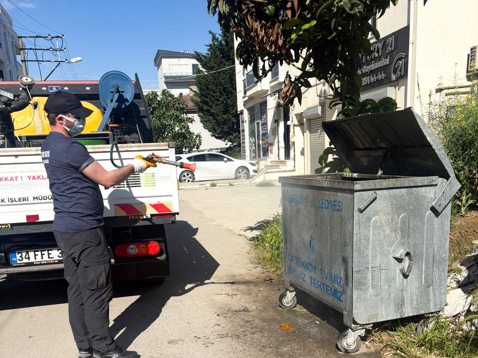 ÇİFTLİKKÖY'DE İLAÇLAMA ÇALIŞMASI 