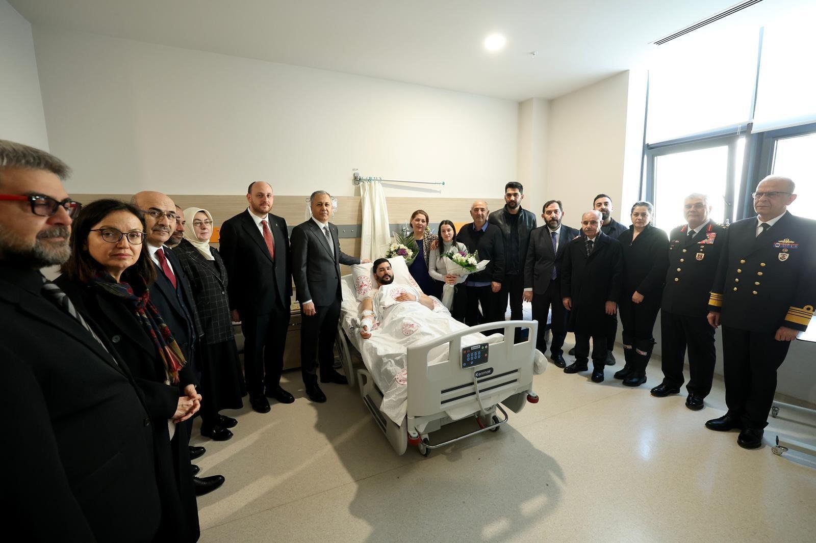 BAKAN'DAN YARALI POLİSLERE ZİYARET