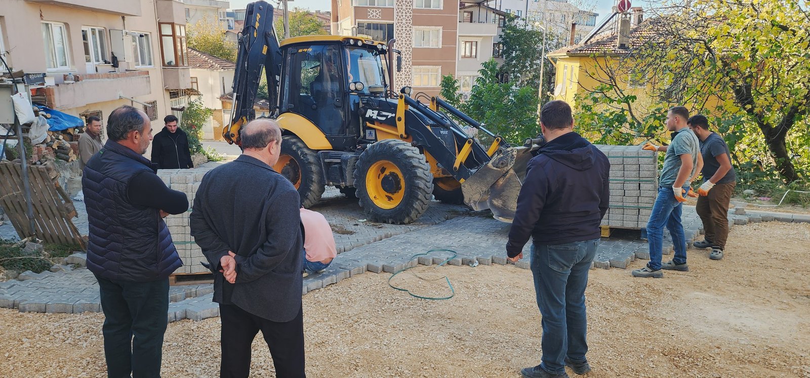 ESENKÖY'DE YOL PARKE TAŞI ÇALIŞMASI