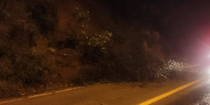 ESENKÖY KARAYOLUNDA HEYELAN YAŞANDI