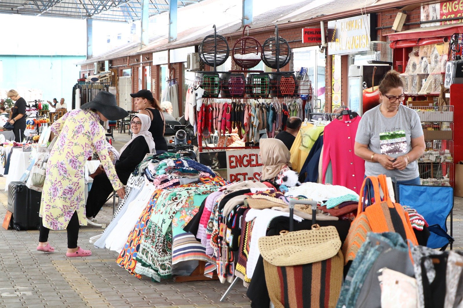 ÇİFTLİKKÖY'DE KADIN EL EMEĞİ PAZARINA İLGİ