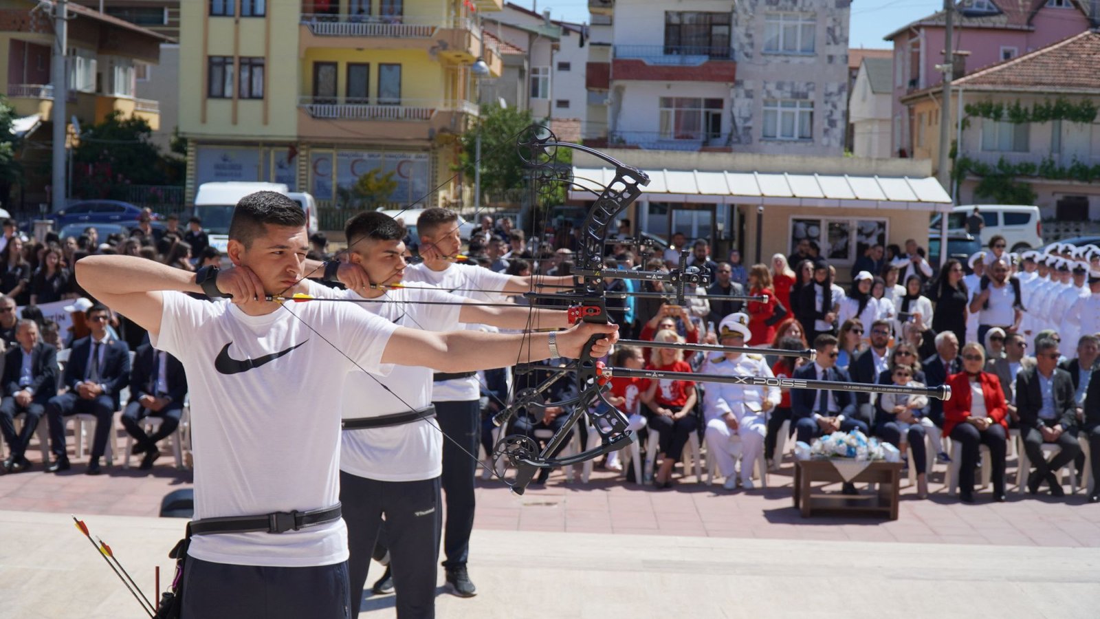 ALTINOVA'DA COŞKULU 19 MAYIS TÖRENİ