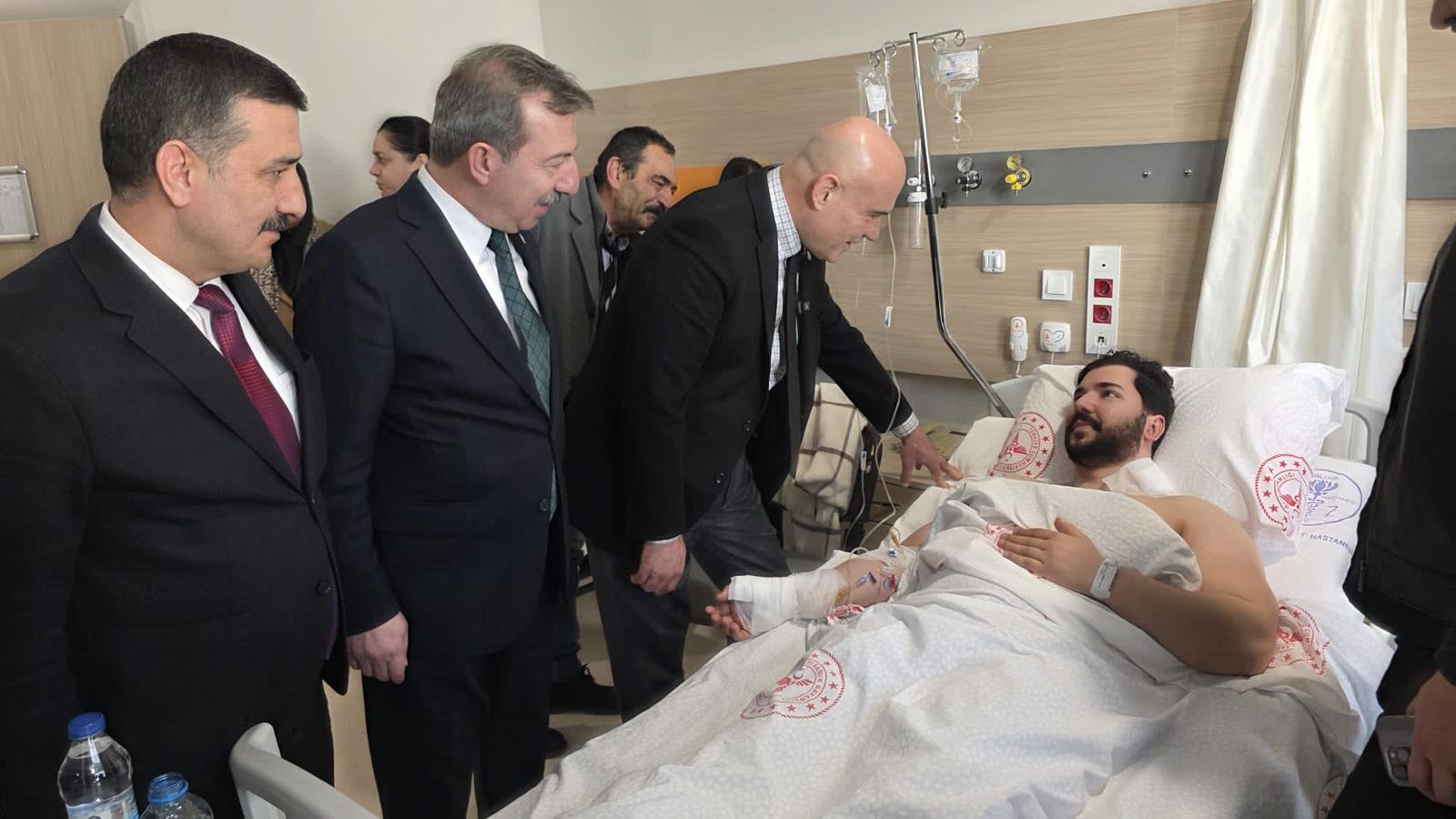 İYİ PARTİ'DEN YARALI POLİSLERE ZİYARET