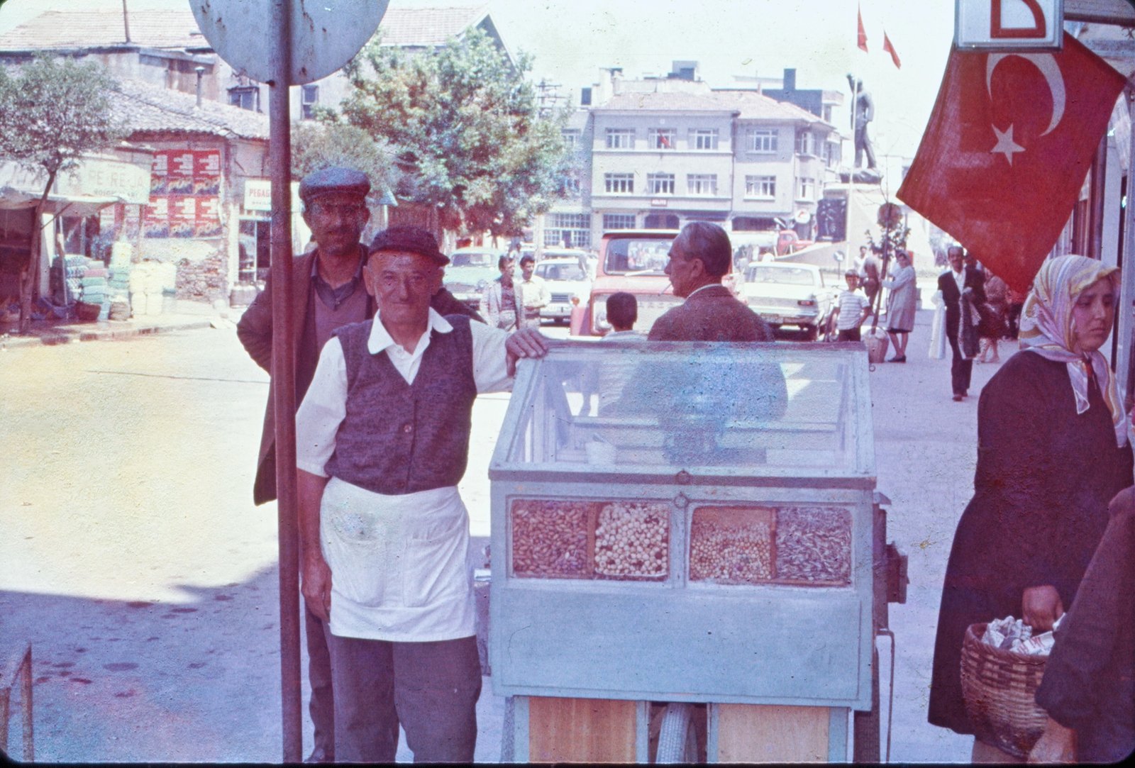 1971 YILI YALOVA GAZİPAŞA CADDESİ BÖYLEYDİ