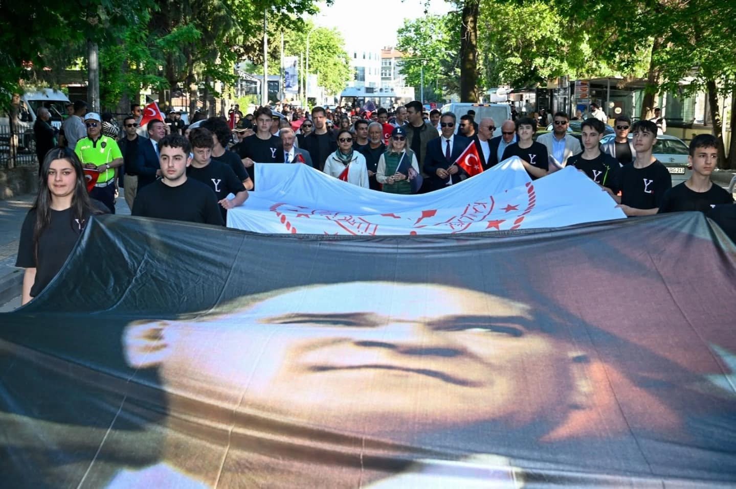 YALOVA'DA GENÇLİK YÜRÜYÜŞÜ GERÇEKLEŞTİ