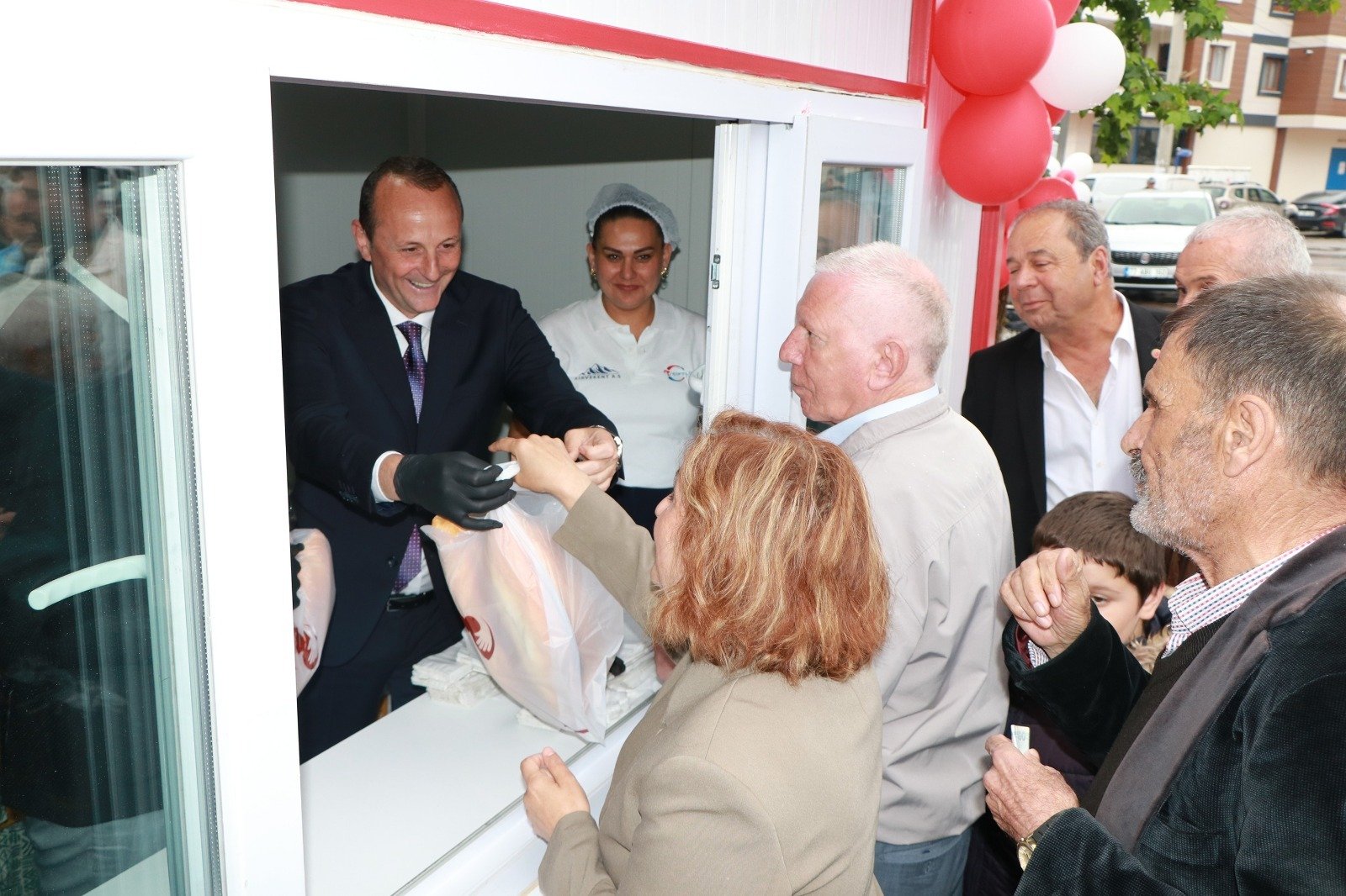 ÇİFTLİKKÖY'DE HALK EKMEĞE YOĞUN İLGİ