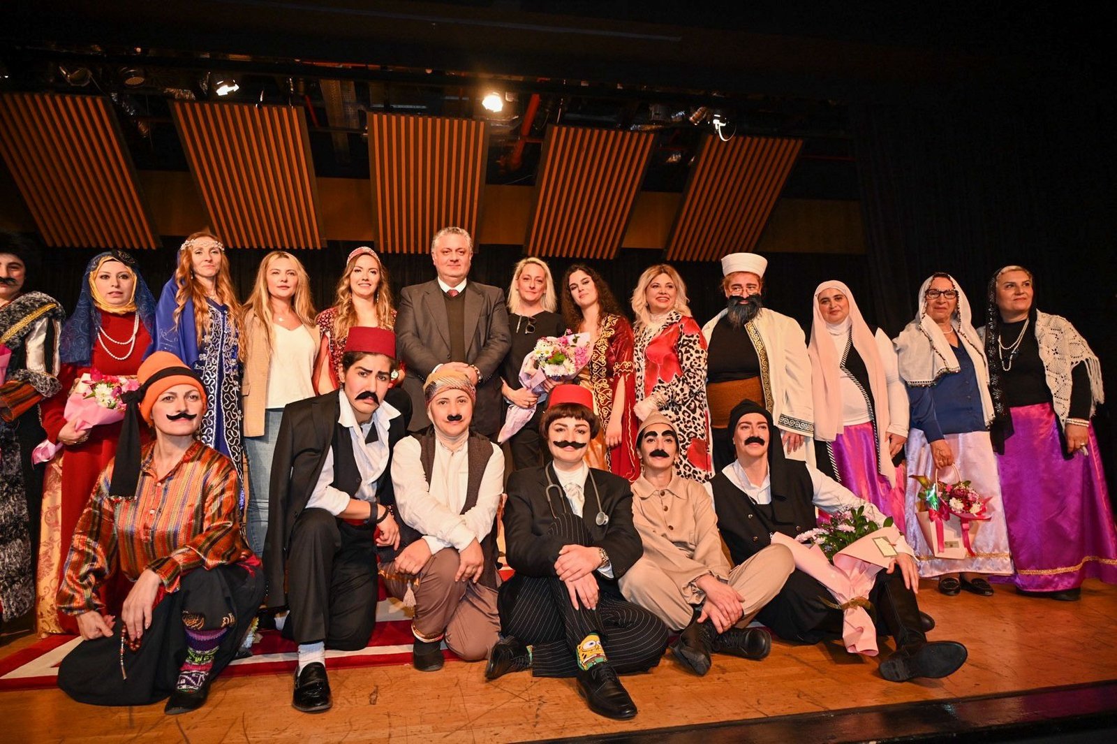 TİYATRO EKİBİ AYAKTA ALKIŞLANDI