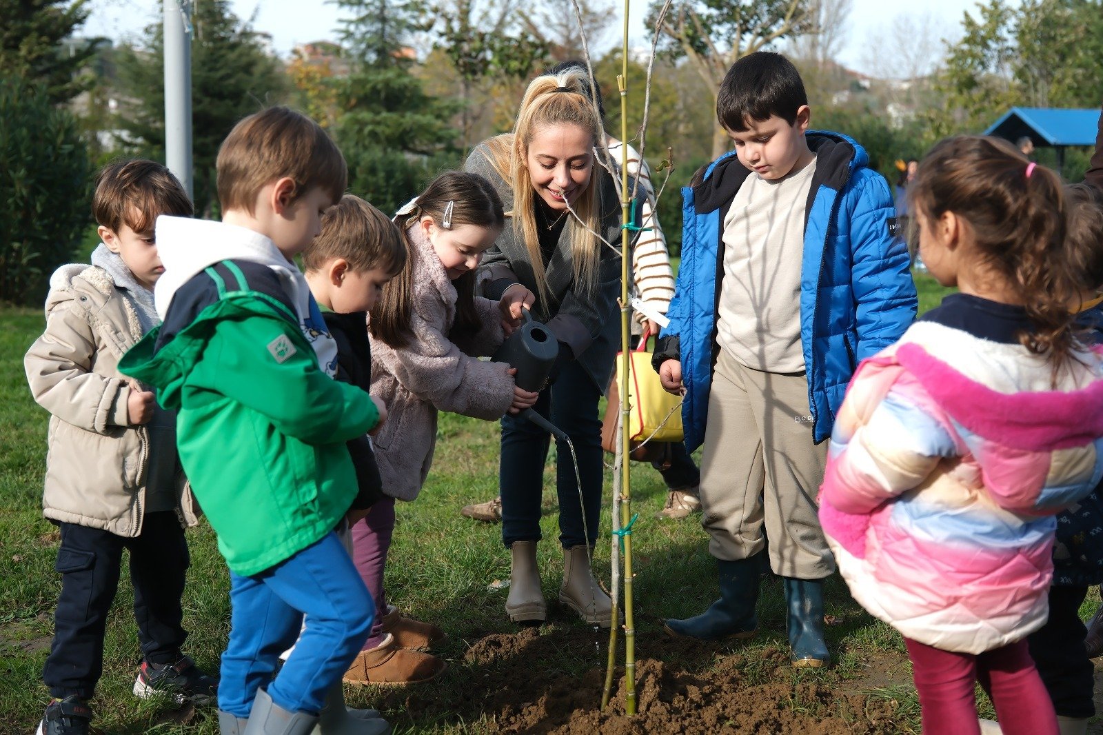 ÇİFTLİKKÖY'DE MİNİK ELLER FİDAN DİKTİ