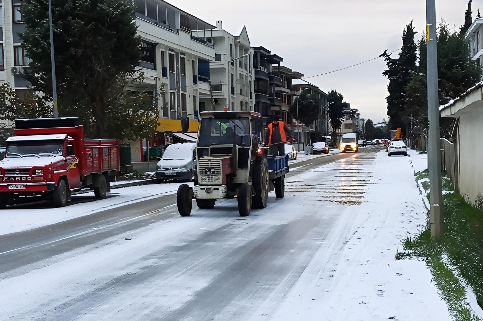 ÇİFTLİKKÖY'DE  TUZLAMA ÇALIŞMALARI