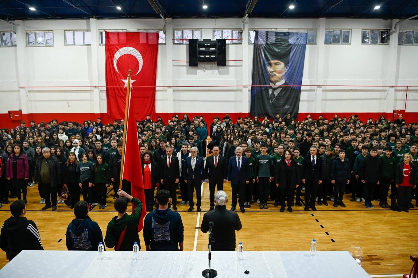 ÖĞRENCİLER TÖRENLE DERS BAŞI YAPTI