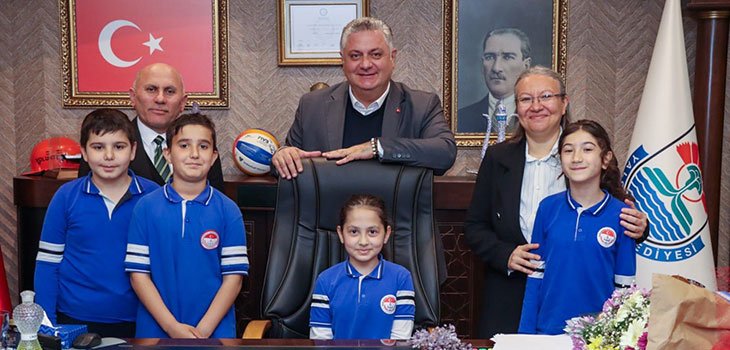 GÜREL KOLTUĞUNU ÖĞRENCİLERE BIRAKTI