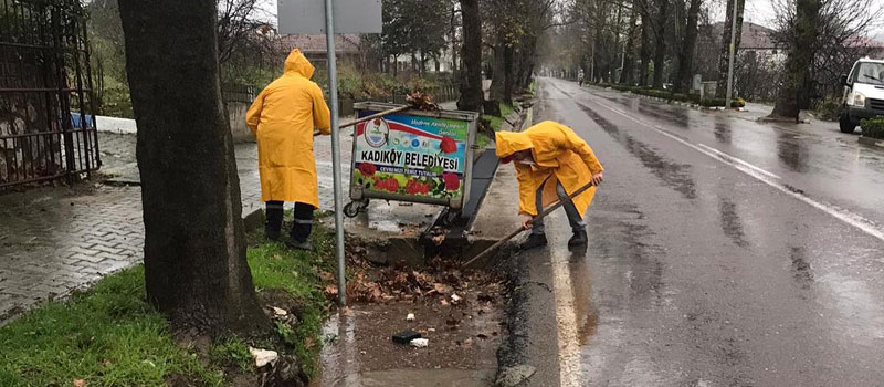 KADIKÖY'DE YAĞMUR SUYU KANALLARI TEMİZLENİYOR