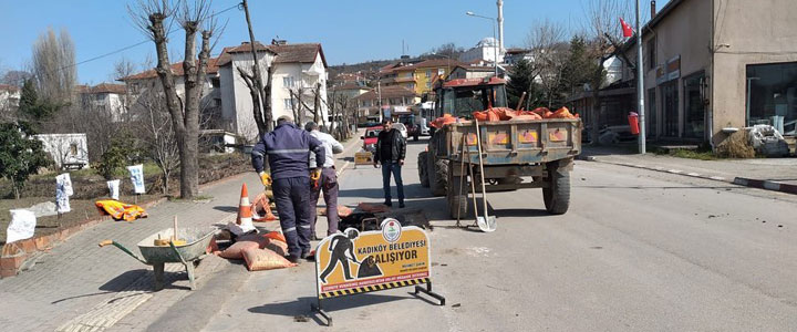 KADIKÖY'DE ASFALT YAMA ÇALIŞMASI