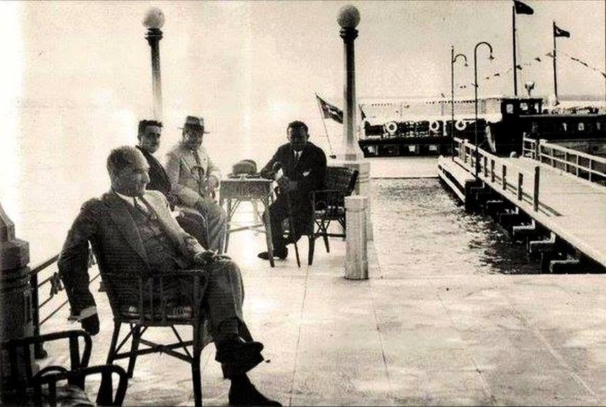 1932 YILINDA ATATÜRK YÜRÜYEN KÖŞK'DE