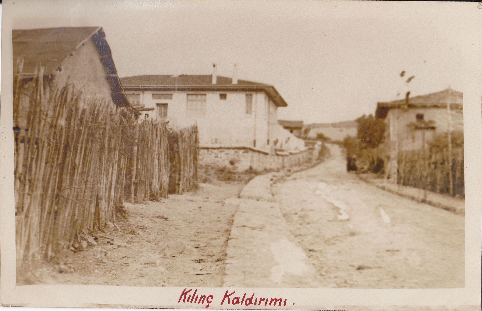 1955 YILINDA YALOVA KILIÇ KÖYÜ MEYDANI