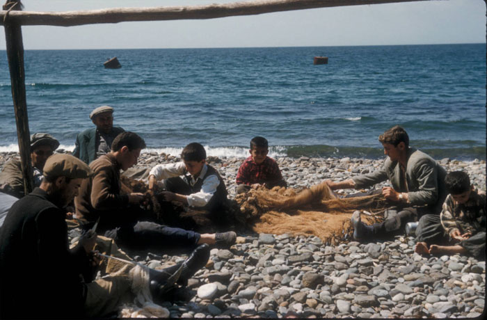 1956 YILI ÇINARCIK SAHİLİNDE BALIKÇILAR