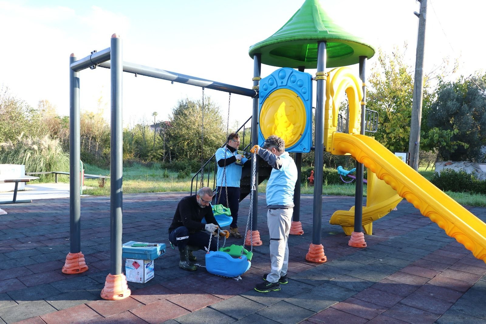 ÇİFTLİKKÖY’DE OYUN PARKLARI YENİLENİYOR