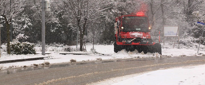 PAŞAKENT MAHALLESİNDE KAR KÜREME VE TUZLAMA ÇALIŞMASI 