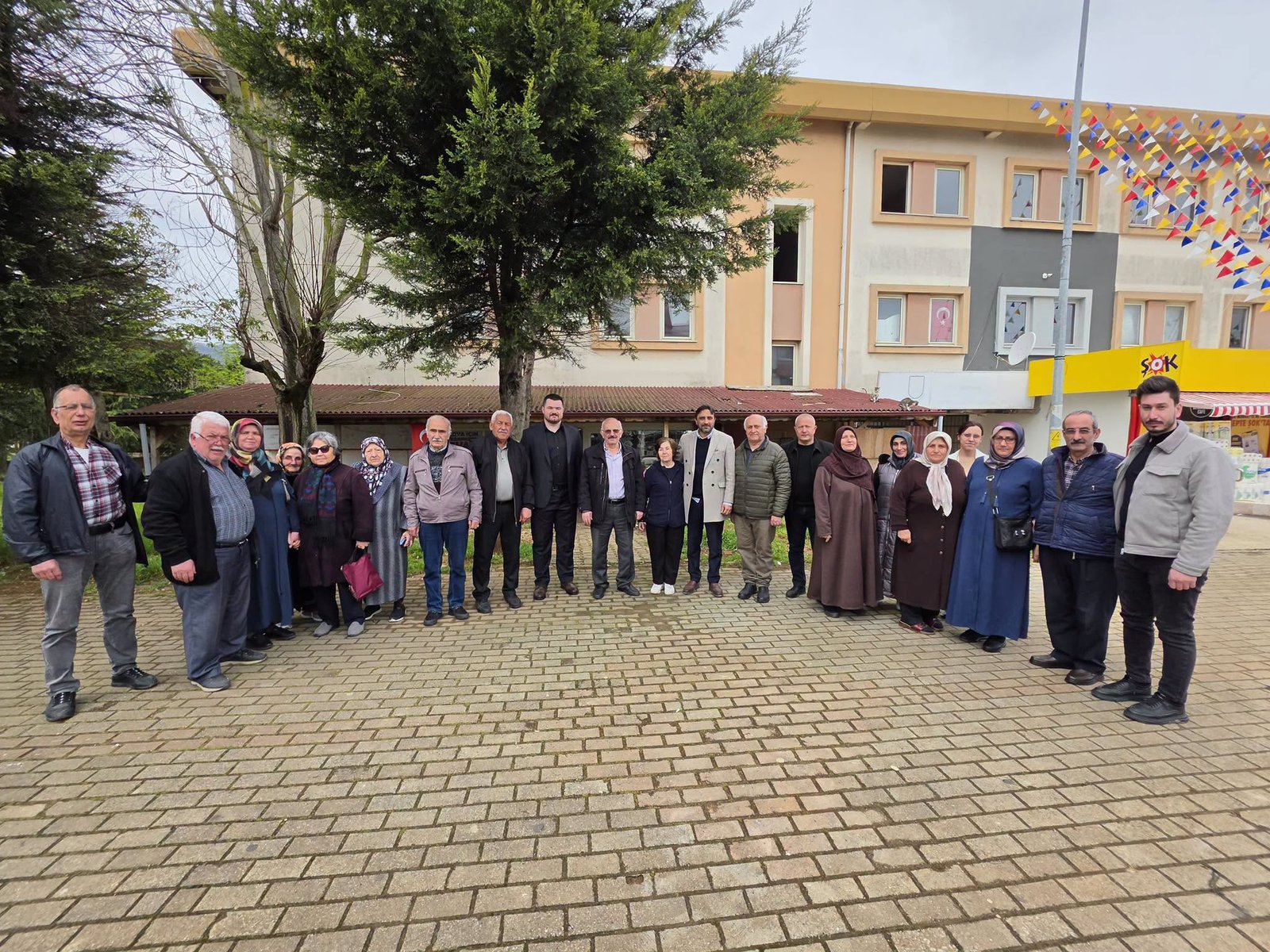 AK PARTİ YÖNETİMİ PAŞAKENT MAHALLESİNDE