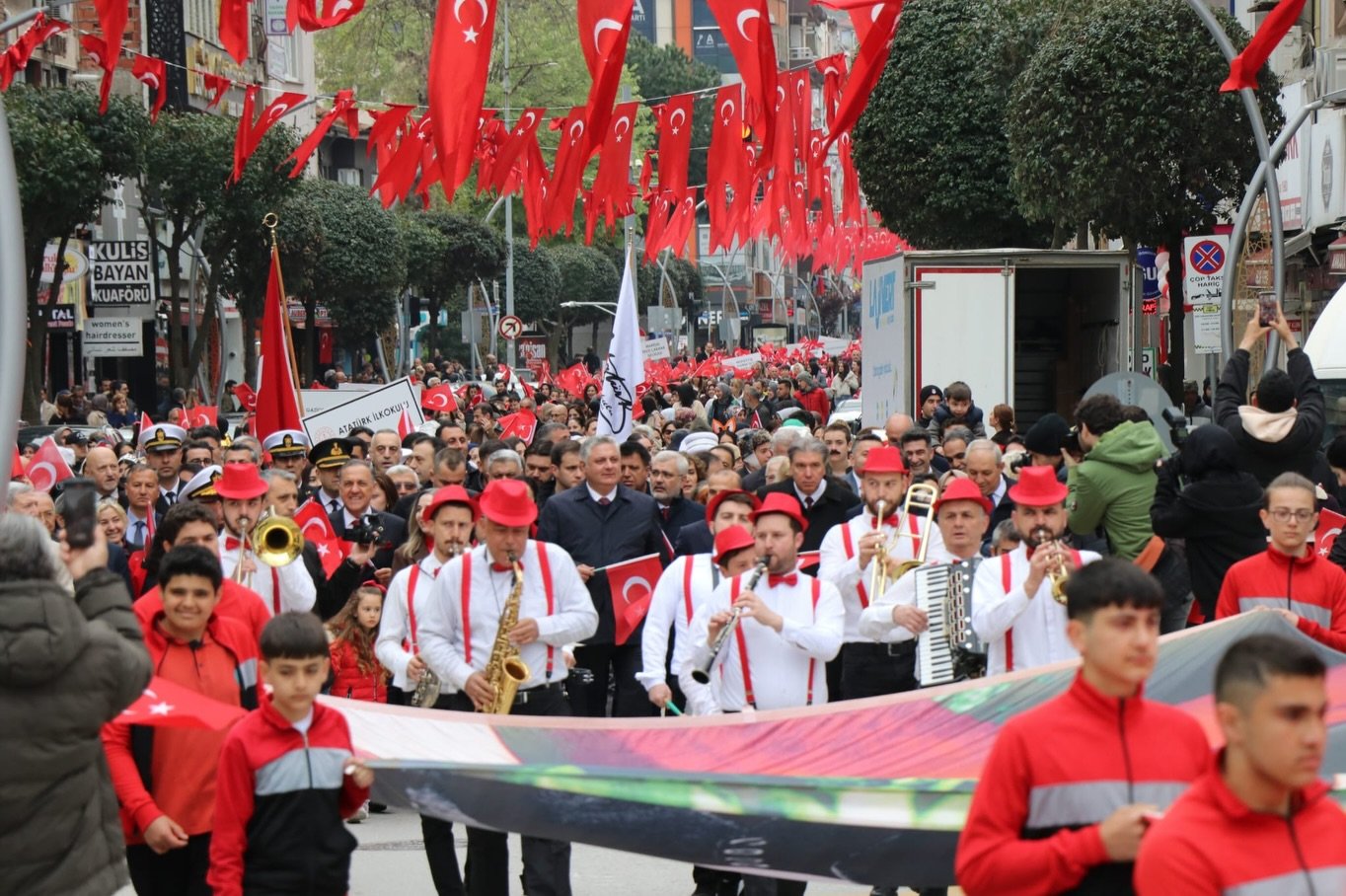 YALOVA'DA 23 NİSAN COŞKUYLA KUTLANDI