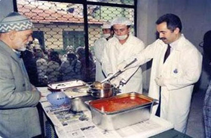 1999 DEPREMİNDE COŞKUN YEMEK DAĞITIIYOR