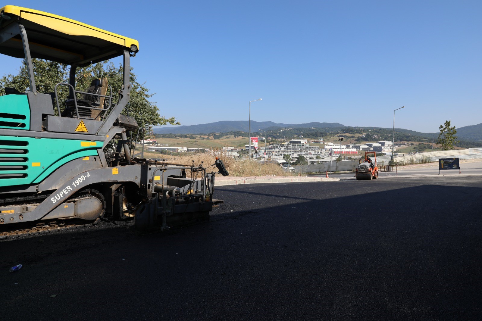 RADAR CADDESİ’NDE ASFALTLAMA BAŞLADI