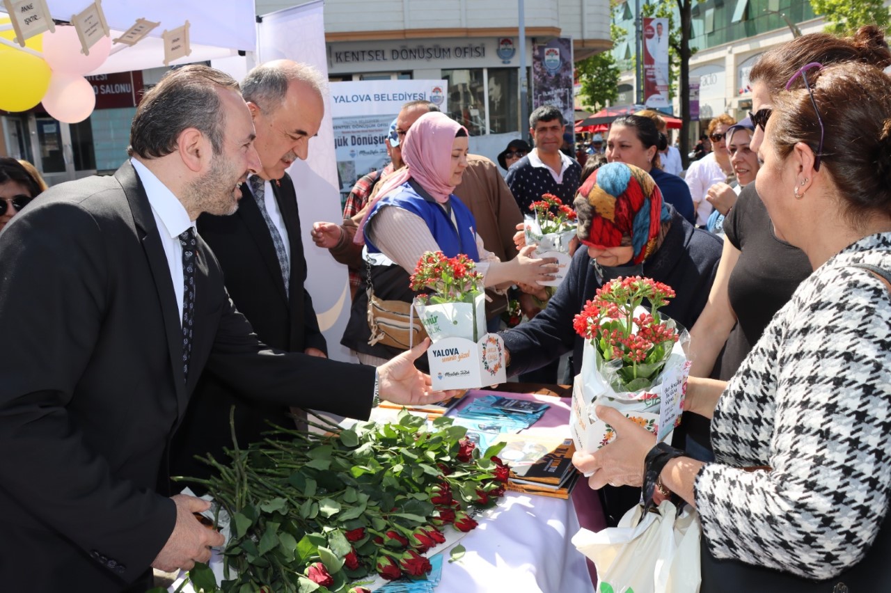 YALOVA'DA ANNELER GÜNÜ KUTLANDI