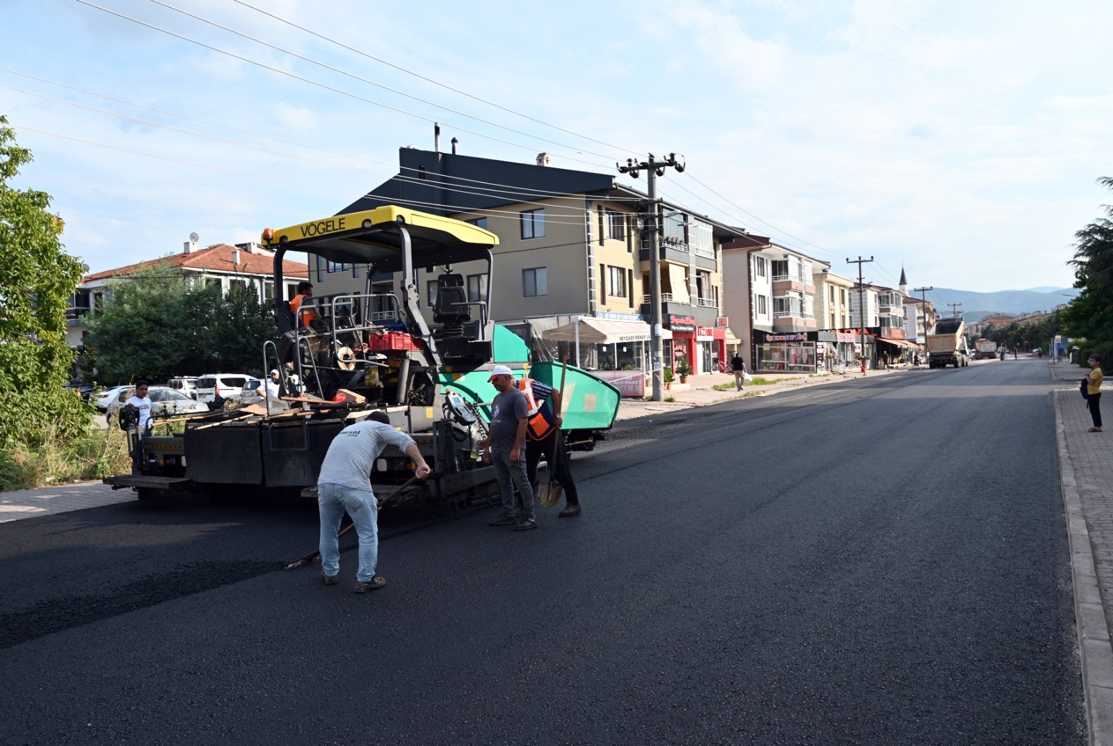 RAHMİ ÜSTEL CADDESİ ASFALTA KAVUŞUYOR