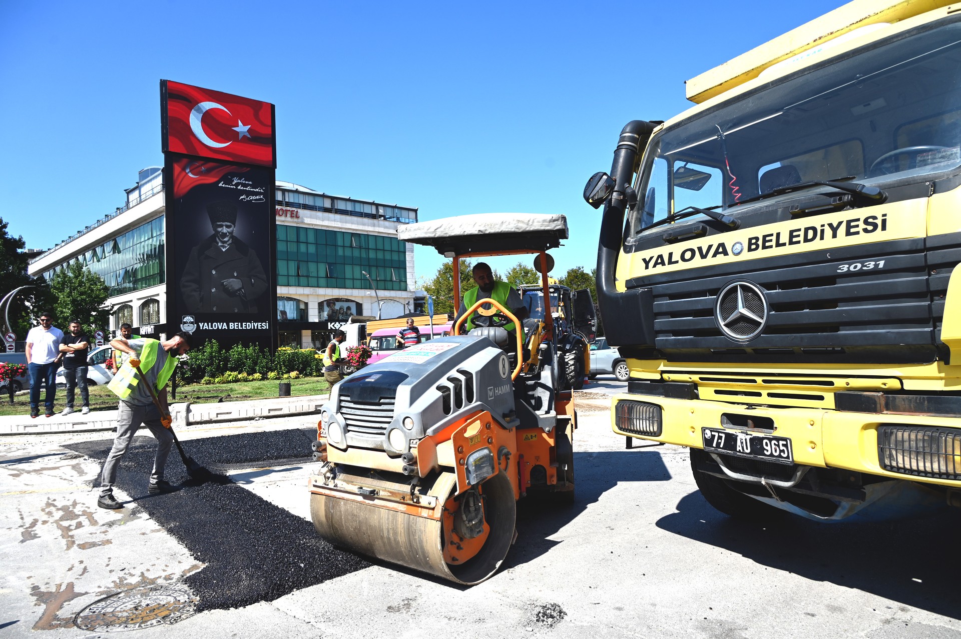 YALOVA'DA ASFALT YAMA ÇALIŞMASI YAPILDI