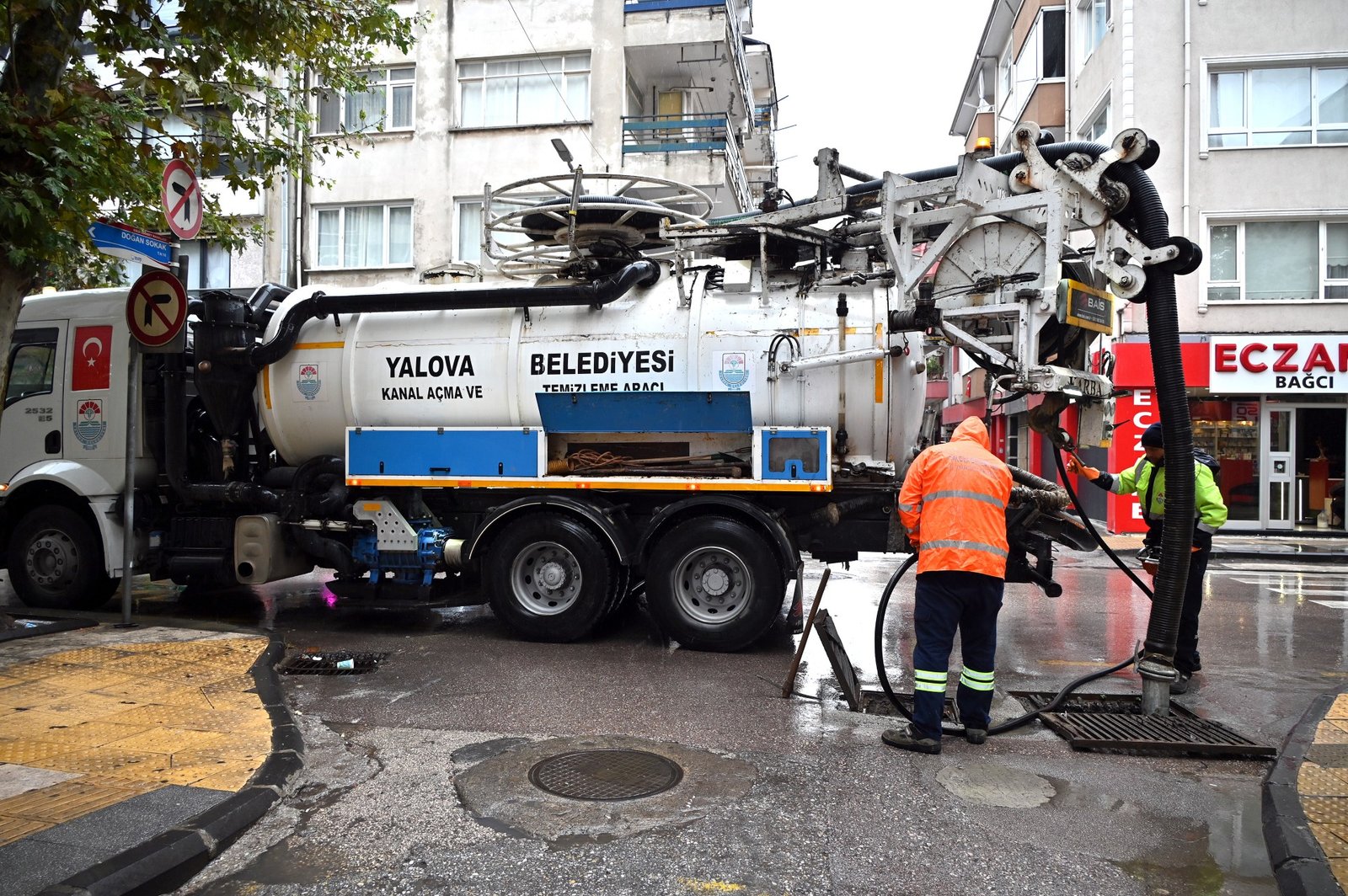 YAĞIŞ BAŞLAYINCA KANALLAR TEMİZLENİYOR