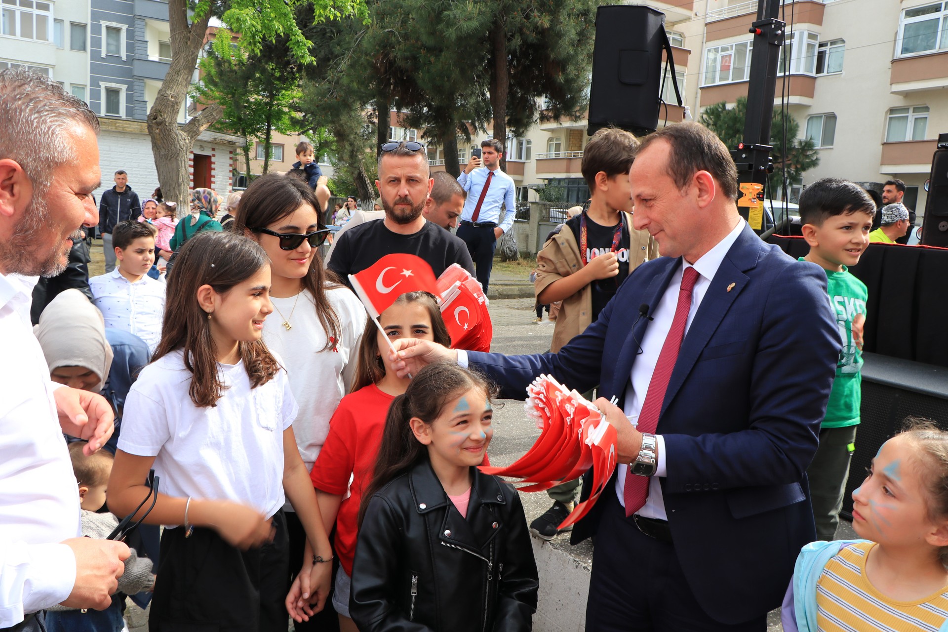 ÇİFTLİKKÖY'DE ÇOCUKLAR DOYASIYA EĞLENDİ