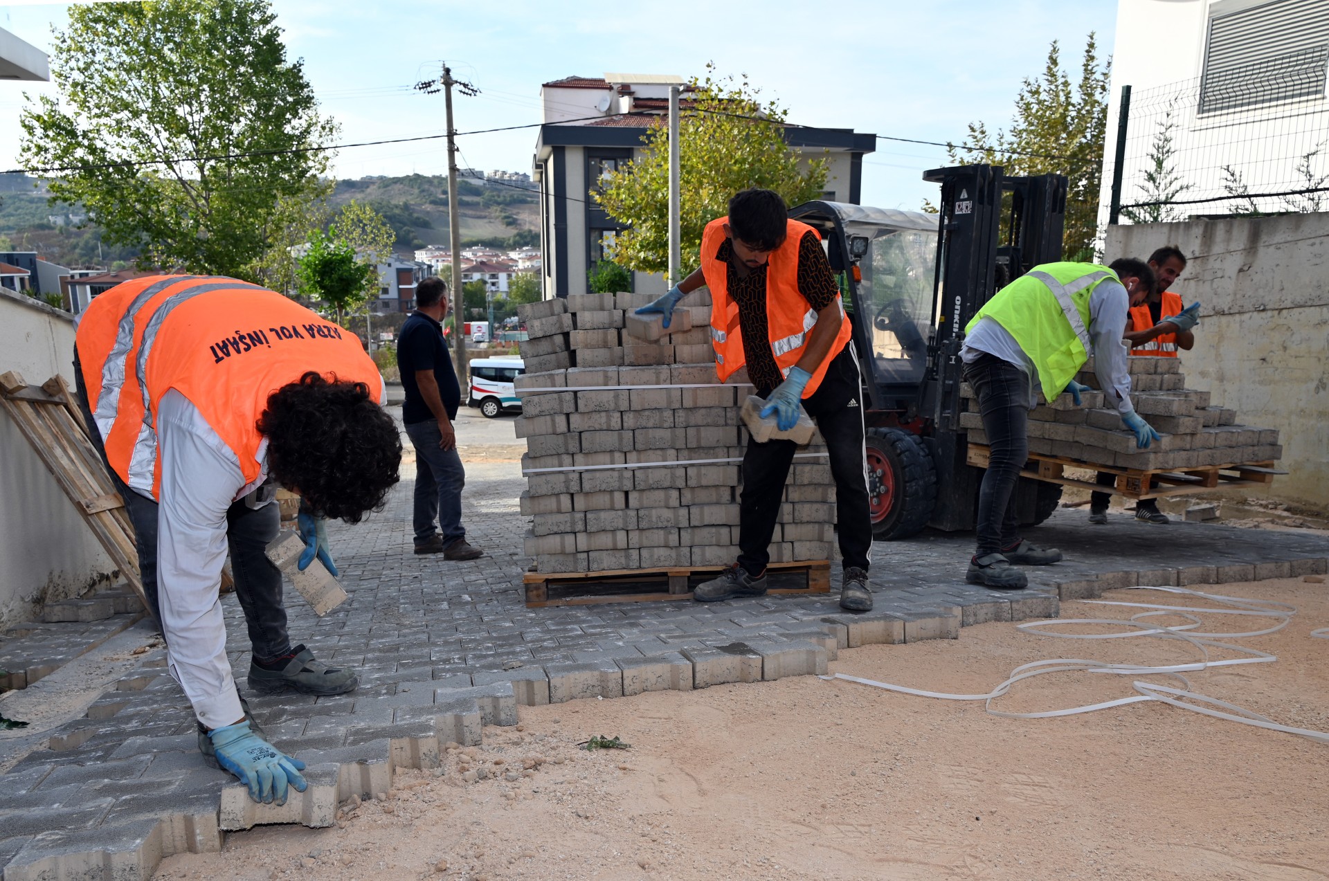 YENİ YERLEŞİM BÖLGELERİNE PARKE YOL 