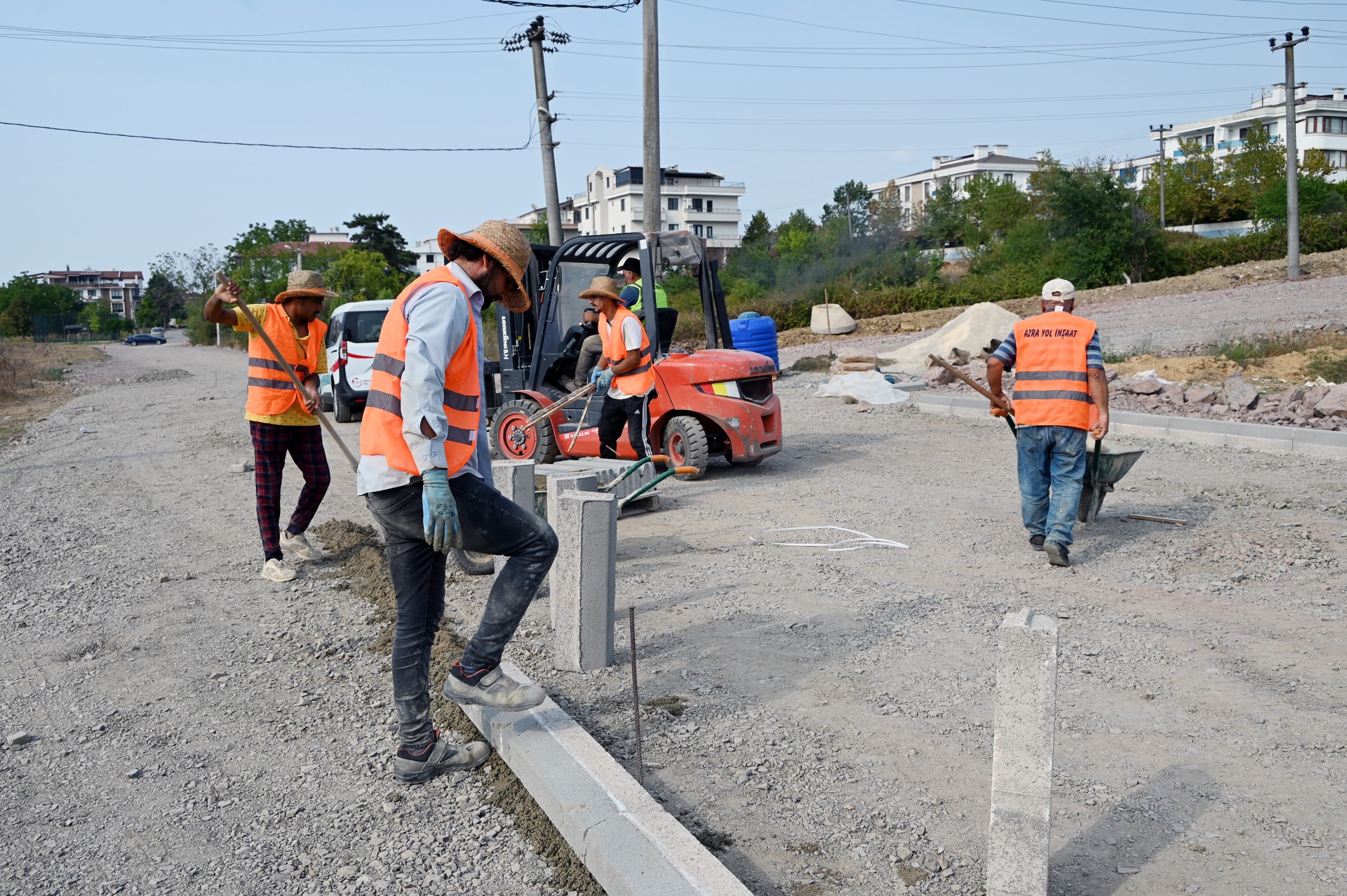 DERE MAHALLESİ’NE YENİ PARKE YOLU